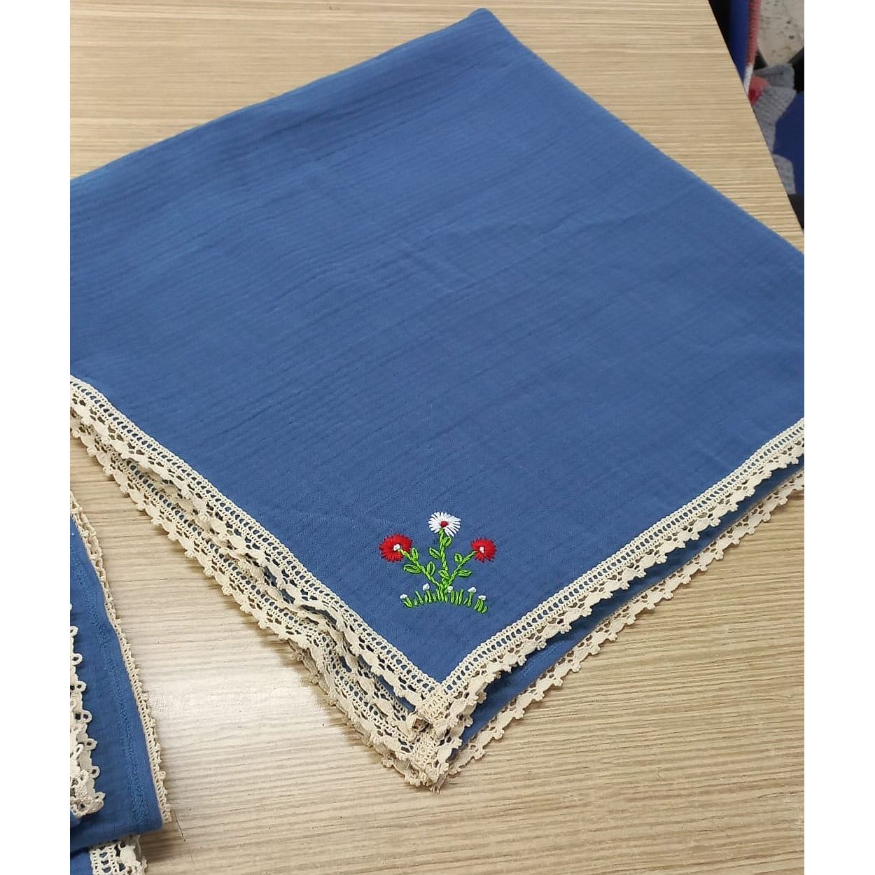 Dantelli El İşlemeli Dört Kat Muslin Battaniye 90x105