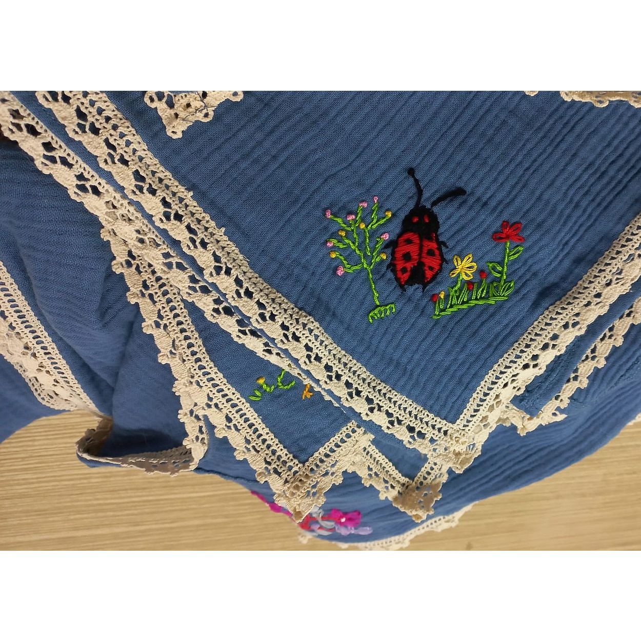 Dantelli El İşlemeli Dört Kat Muslin Battaniye 90x105
